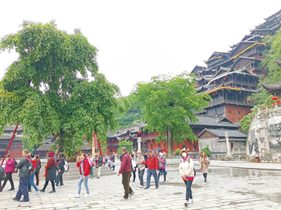 景區(qū)旅游“火”起來，景區(qū)旅游觀光服務(wù)如何“優(yōu)”起來